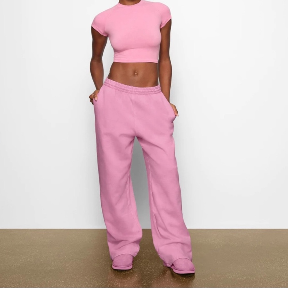 NWT RARE SKIMS BUBBLEGUM BOYFRIEND FLEECE PANTS SOLD OUT ONLINE
SIZE MEDIUM